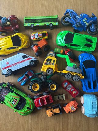 Lote coches y camiones de juguete