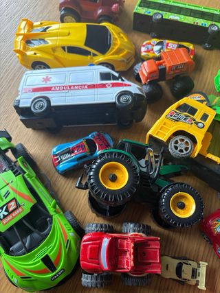 Lote coches y camiones de juguete