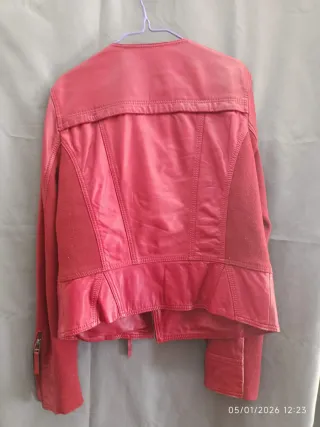 Cazadora de cuero roja talla 40.