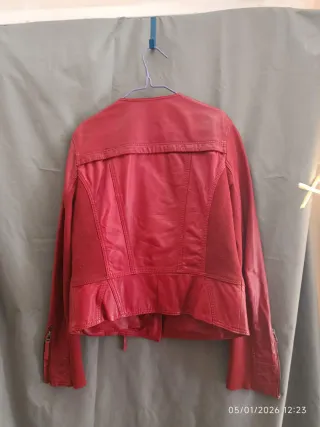 Cazadora de cuero roja talla 40.