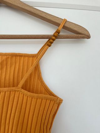 Top de punto naranja