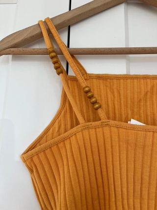 Top de punto naranja