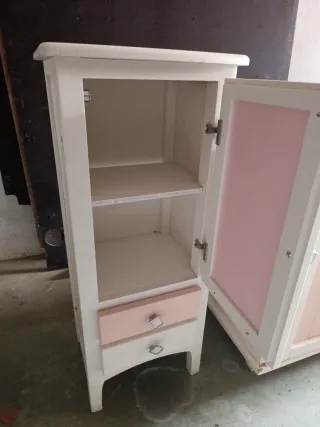 Muebles infantiles blancos y rosas