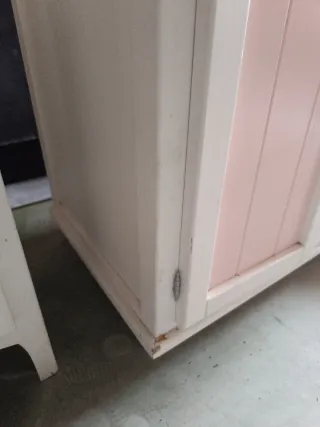 Muebles infantiles blancos y rosas