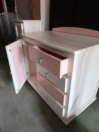 Muebles infantiles blancos y rosas