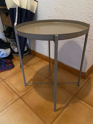 Mesita redonda de metal gris