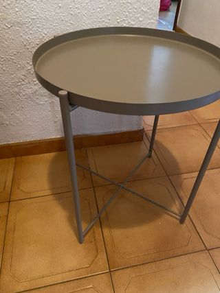 Mesita redonda de metal gris