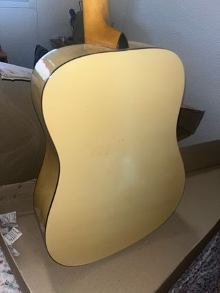 Guitarra española color crema