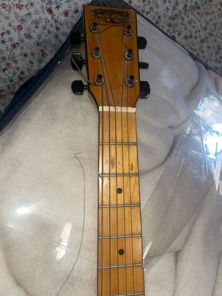 Guitarra española color crema