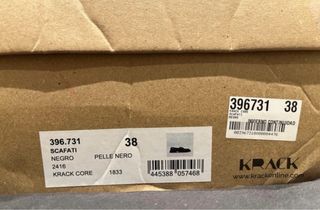 Mocasines negros con hebilla dorada