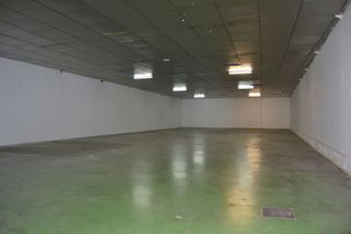 Se alquila nave industrial compartida