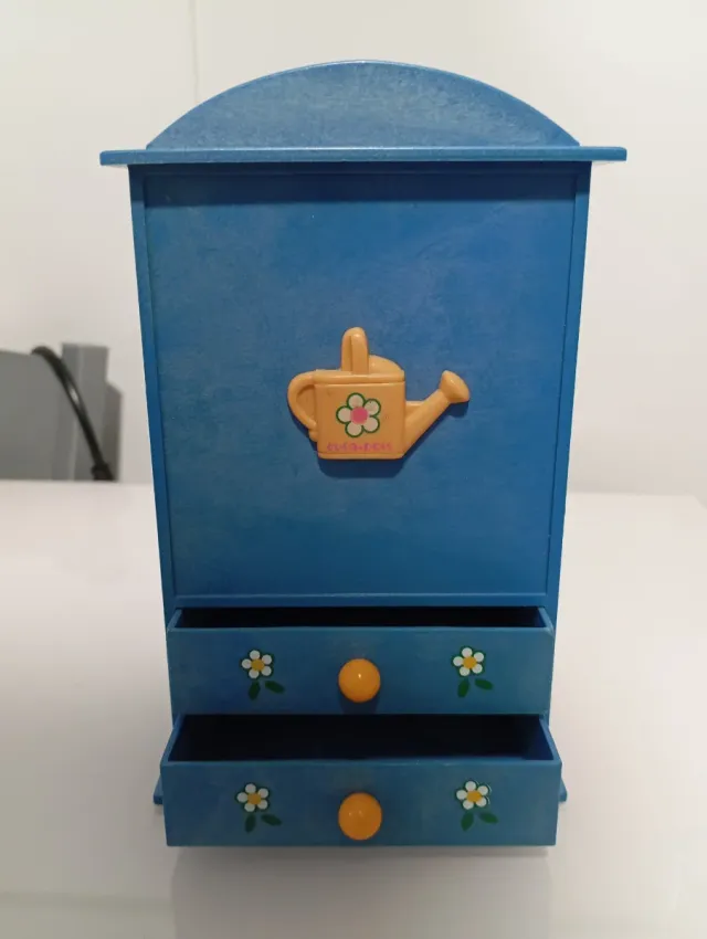 Caixa azul com detalhe de regador