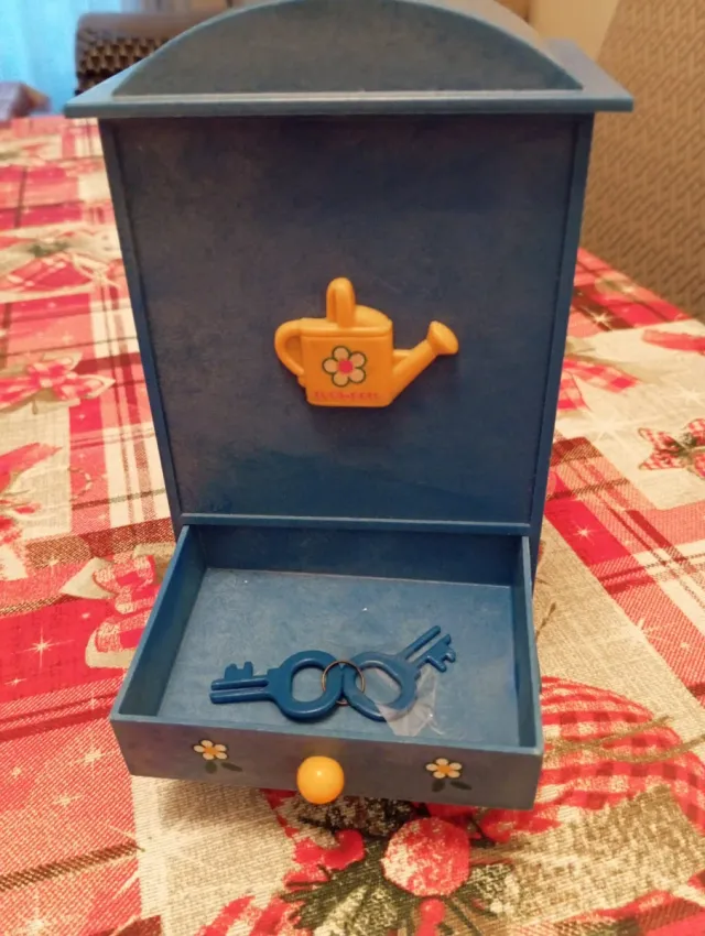 Caixa azul com detalhe de regador