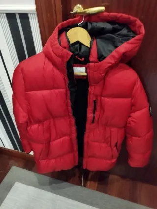 Cazadora roja con capucha talla 11-12 años