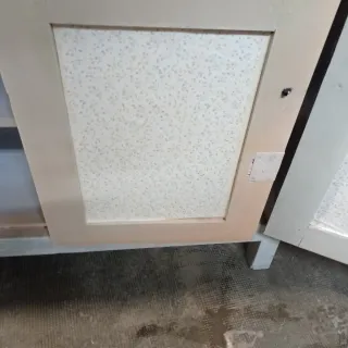 Cómoda antigua restaurada gris y blanca