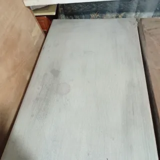 Cómoda antigua restaurada gris y blanca