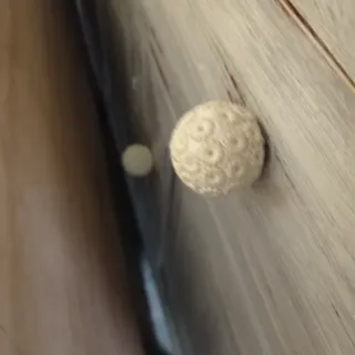 Cómoda antigua restaurada gris y blanca