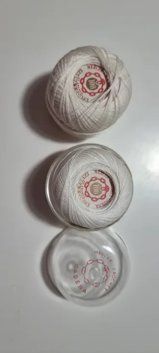 Dos ovillos de crochet