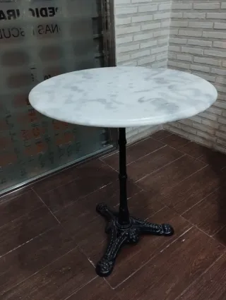 Tavolo rotondo in marmo per terrazzo, giardino o caffè