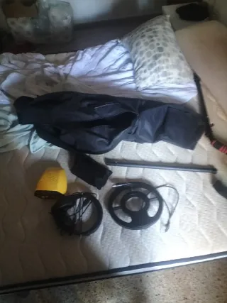 Detector de metales amarillo con auriculares