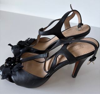 Sandalias de tacón negras con lazo