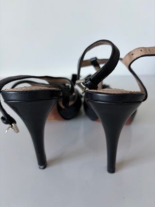 Sandalias de tacón negras con lazo