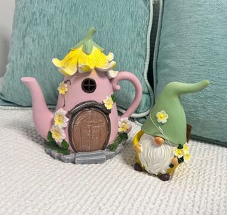 Decoración de jardín: casa-tetera y gnomo