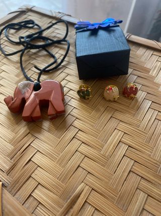 Ciondolo elefante con laccio e 3 spille