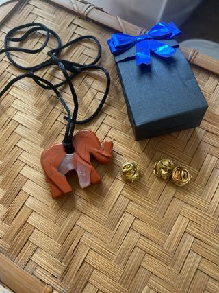 Ciondolo elefante con laccio e 3 spille