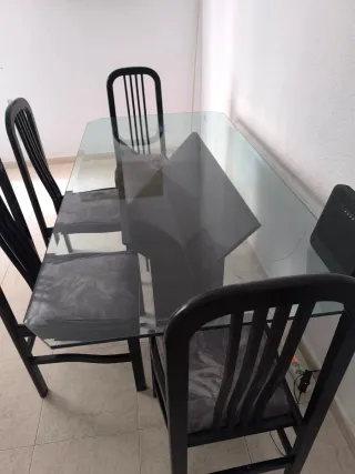Mesa Comedor Cristal, 4 sillas de madera.