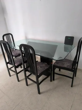 Mesa Comedor Cristal, 4 sillas de madera.