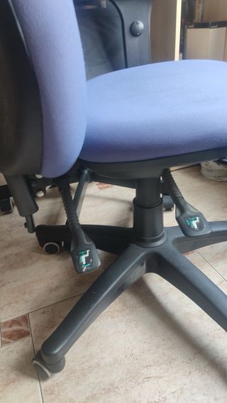 Silla de oficina azul y negra