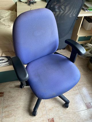 Silla de oficina azul y negra