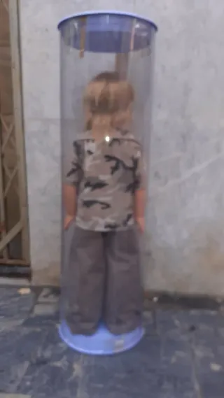 Muñeco alto en caja