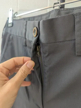 Pantalón gris uniforme