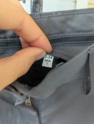 Pantalón gris uniforme