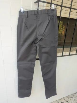 Pantalón gris uniforme