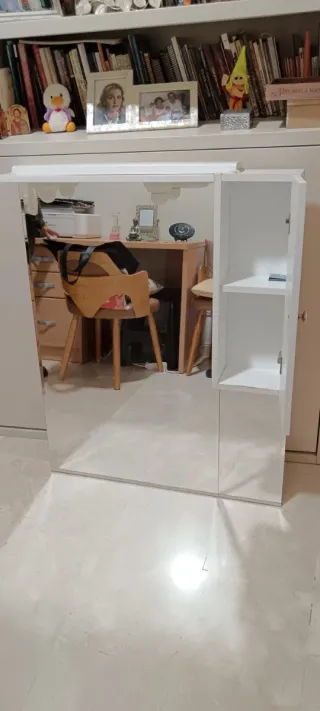 Espejo de baño blanco con puerta