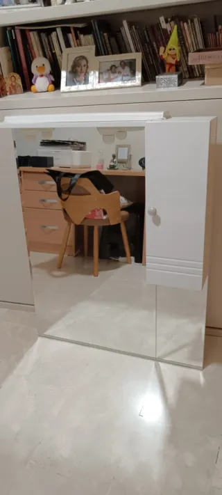 Espejo de baño blanco con puerta