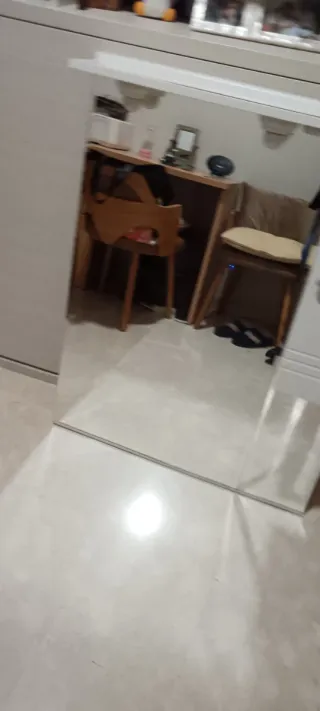 Espejo de baño blanco con puerta
