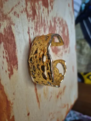 Brazalete dorado texturizado