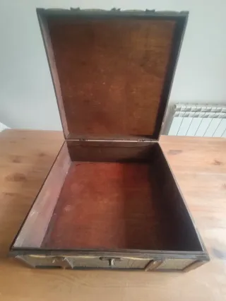 Caja antigua de cuero y madera