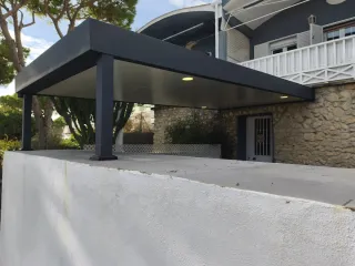 Pérgola de diseño metálica gris