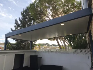 Pérgola de diseño metálica gris