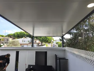 Pérgola de diseño metálica gris