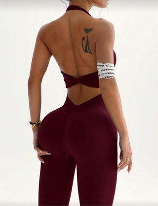 Mono sin espalda color rojo oscuro vino