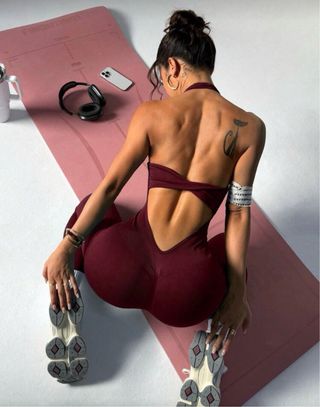 Mono sin espalda color rojo oscuro vino