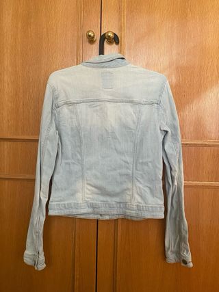 Cazadora vaquera Bershka azul claro
