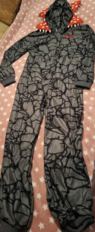 Pijama Stranger Things Talla M, 1.47 cm de largo.