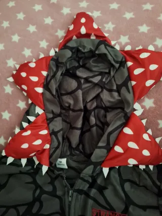 Pijama Stranger Things Talla M, 1.47 cm de largo.